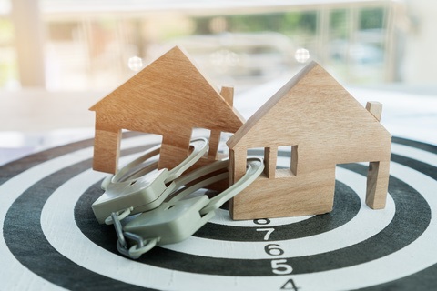 How Fraudsters Build a Fake ID to Fool Landlords